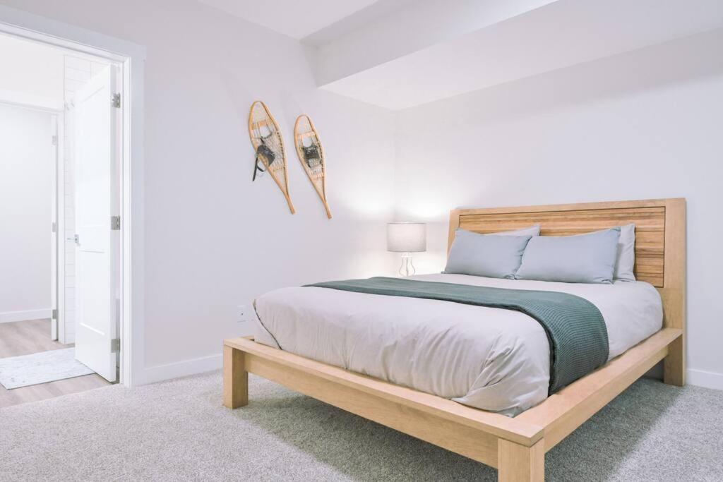 Oasis Getaway, Mins To Lake, King Bed, Dbl Garage Invermere Eksteriør bilde