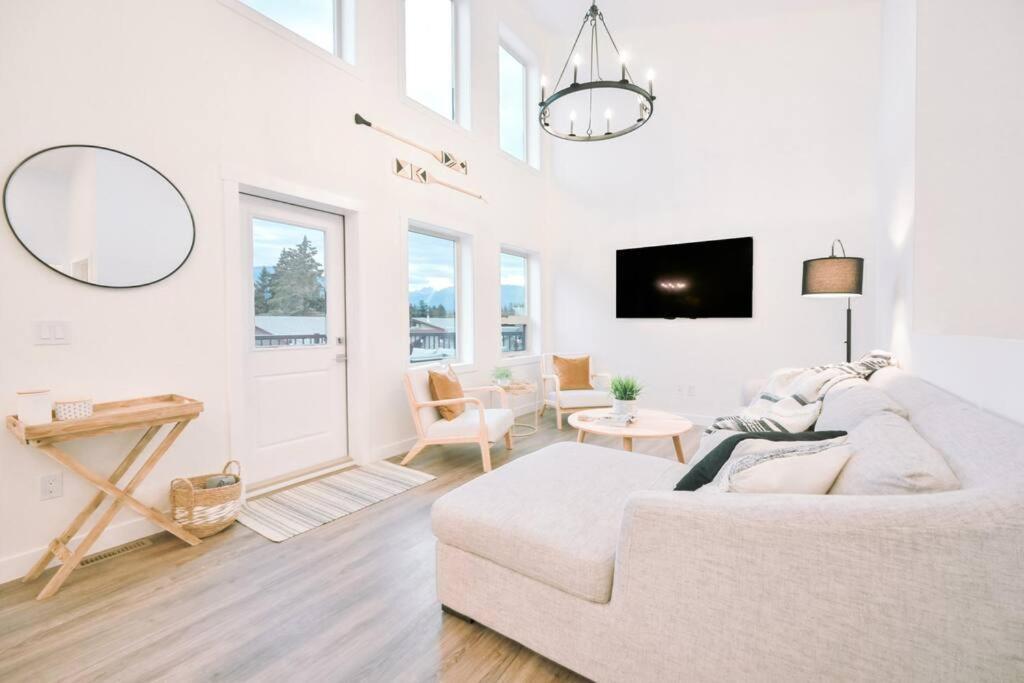 Oasis Getaway, Mins To Lake, King Bed, Dbl Garage Invermere Eksteriør bilde