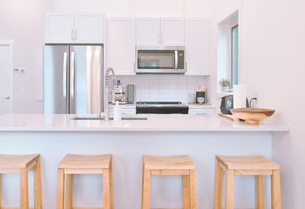 Oasis Getaway, Mins To Lake, King Bed, Dbl Garage Invermere Eksteriør bilde