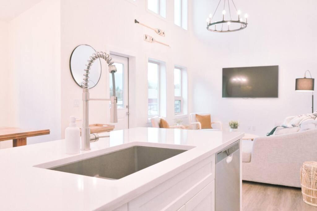 Oasis Getaway, Mins To Lake, King Bed, Dbl Garage Invermere Eksteriør bilde