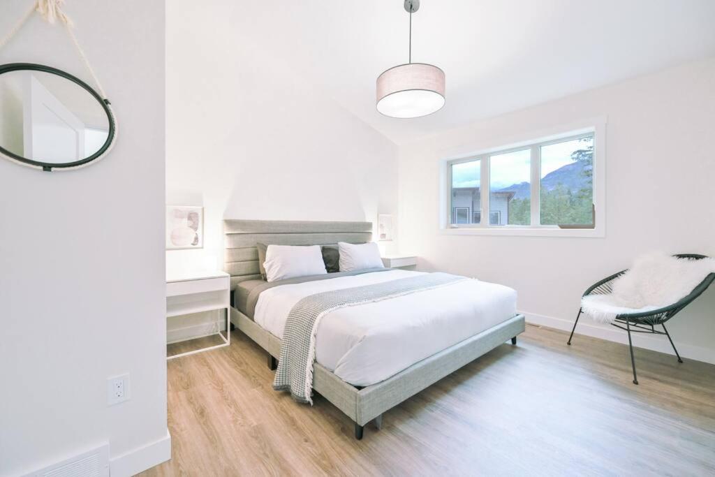 Oasis Getaway, Mins To Lake, King Bed, Dbl Garage Invermere Eksteriør bilde
