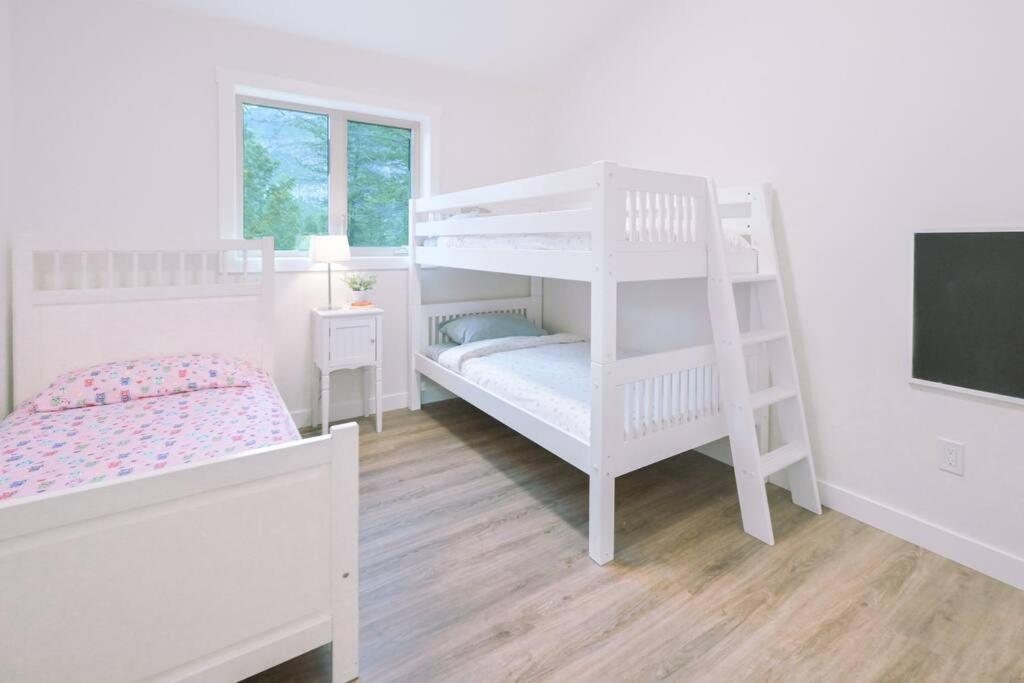 Oasis Getaway, Mins To Lake, King Bed, Dbl Garage Invermere Eksteriør bilde