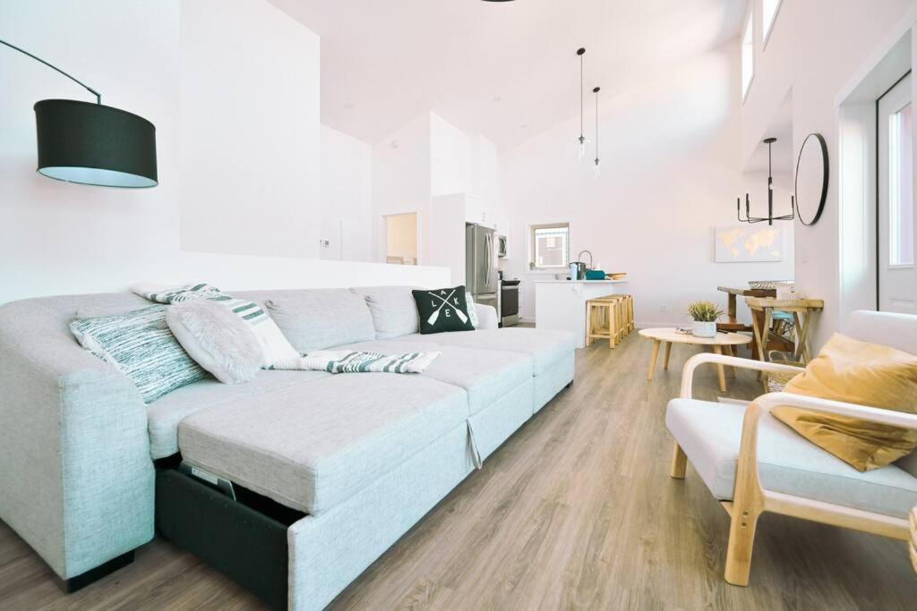 Oasis Getaway, Mins To Lake, King Bed, Dbl Garage Invermere Eksteriør bilde
