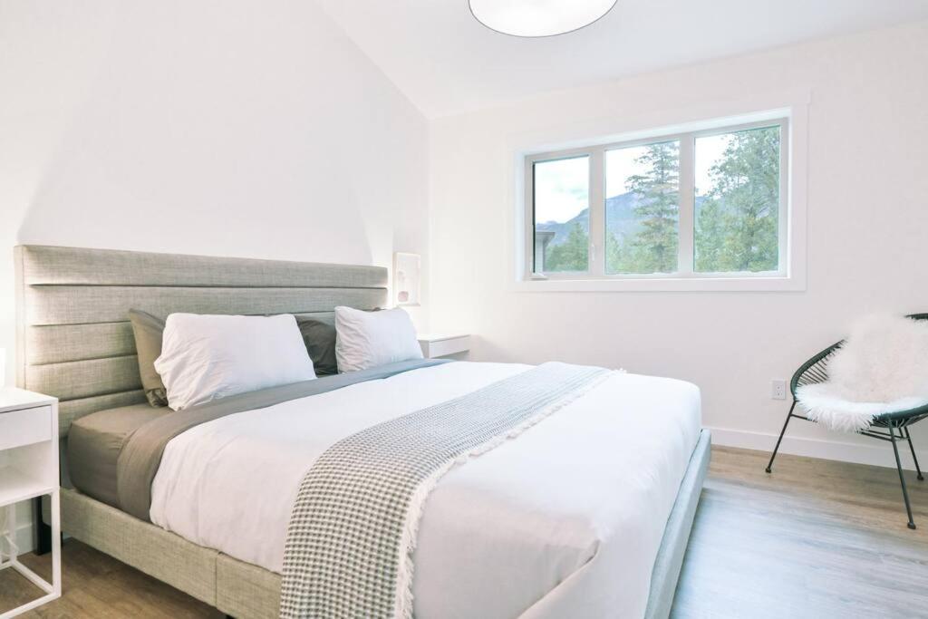Oasis Getaway, Mins To Lake, King Bed, Dbl Garage Invermere Eksteriør bilde