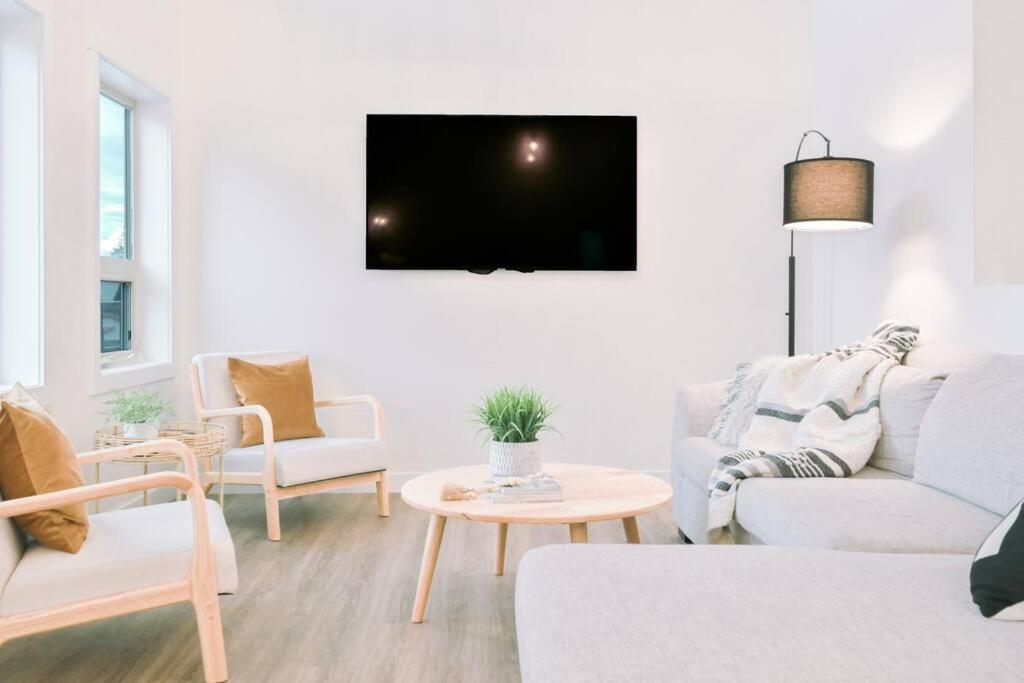 Oasis Getaway, Mins To Lake, King Bed, Dbl Garage Invermere Eksteriør bilde