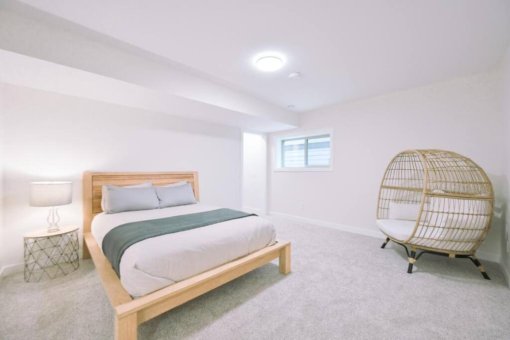 Oasis Getaway, Mins To Lake, King Bed, Dbl Garage Invermere Eksteriør bilde